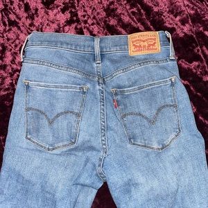 Shaping skinny Levi’s size 26